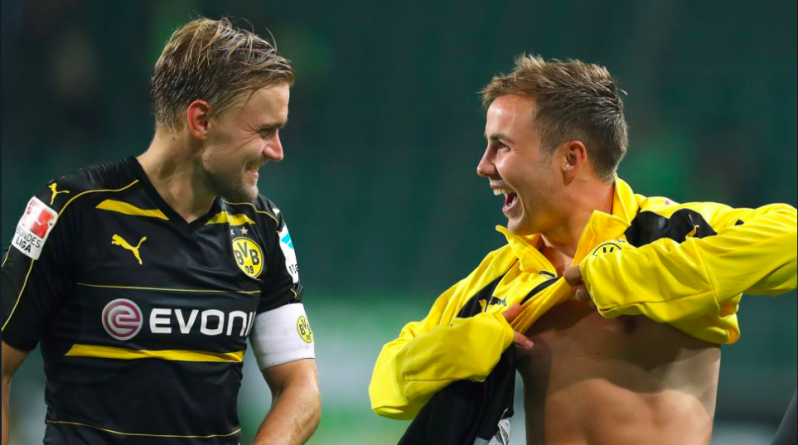 Mario Gotze gives jerseys to two young BVB fans