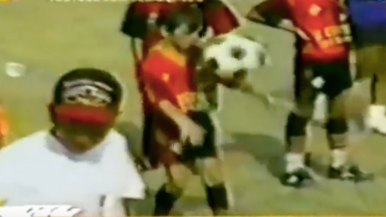 12-Year-Old Lionel Messi Juggling The Ball