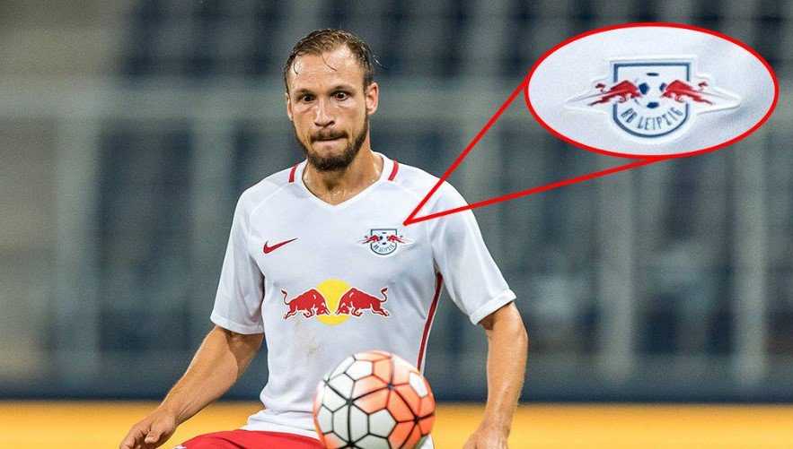 blanding have på Ekstrem fattigdom Red Bull Salzburg Player Wears RB Leipzig Jersey During Game