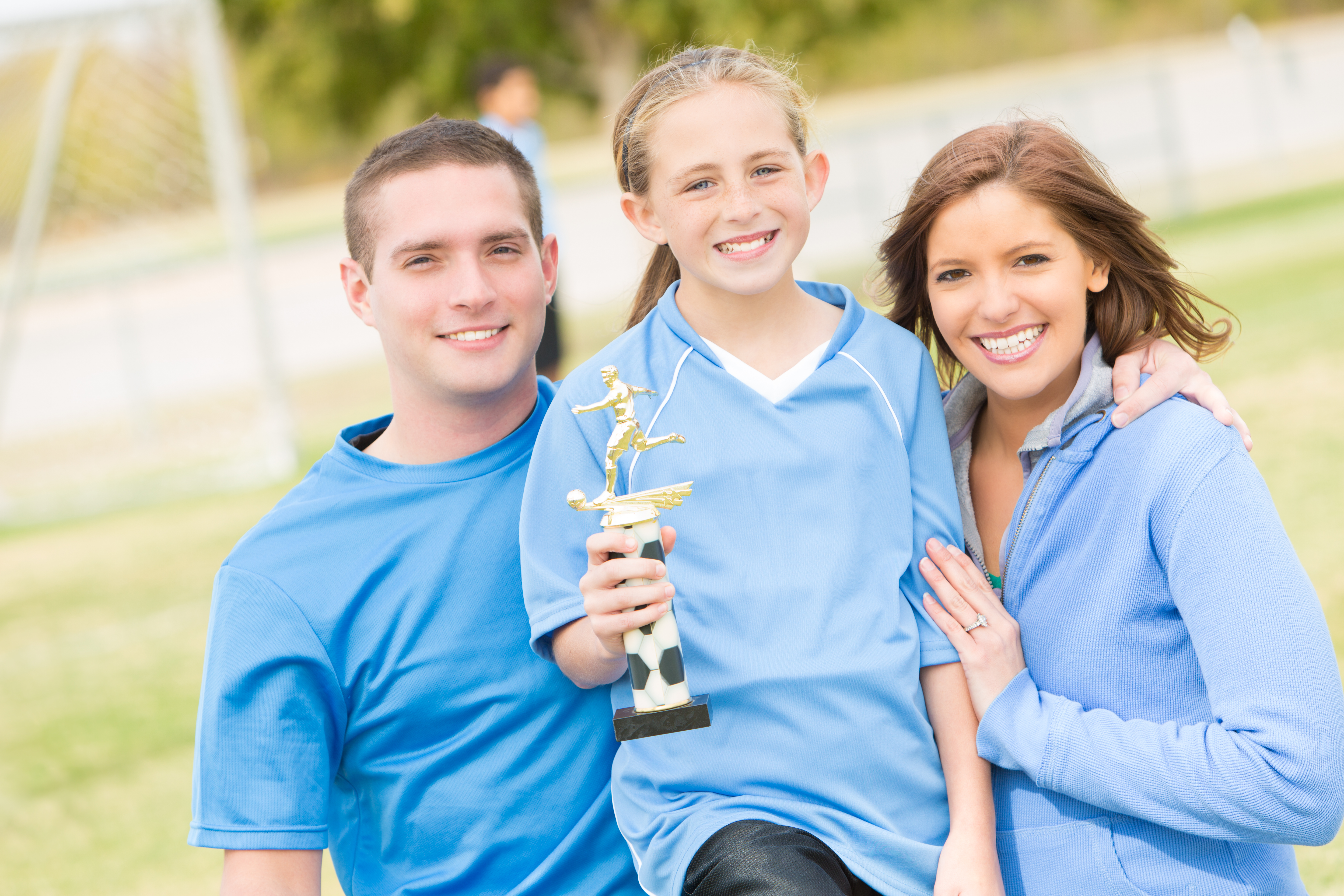 Счастливые дети подростки. Спортивная семья. Турник для детей. Спортивная семья. Достижения в жизни подростка.