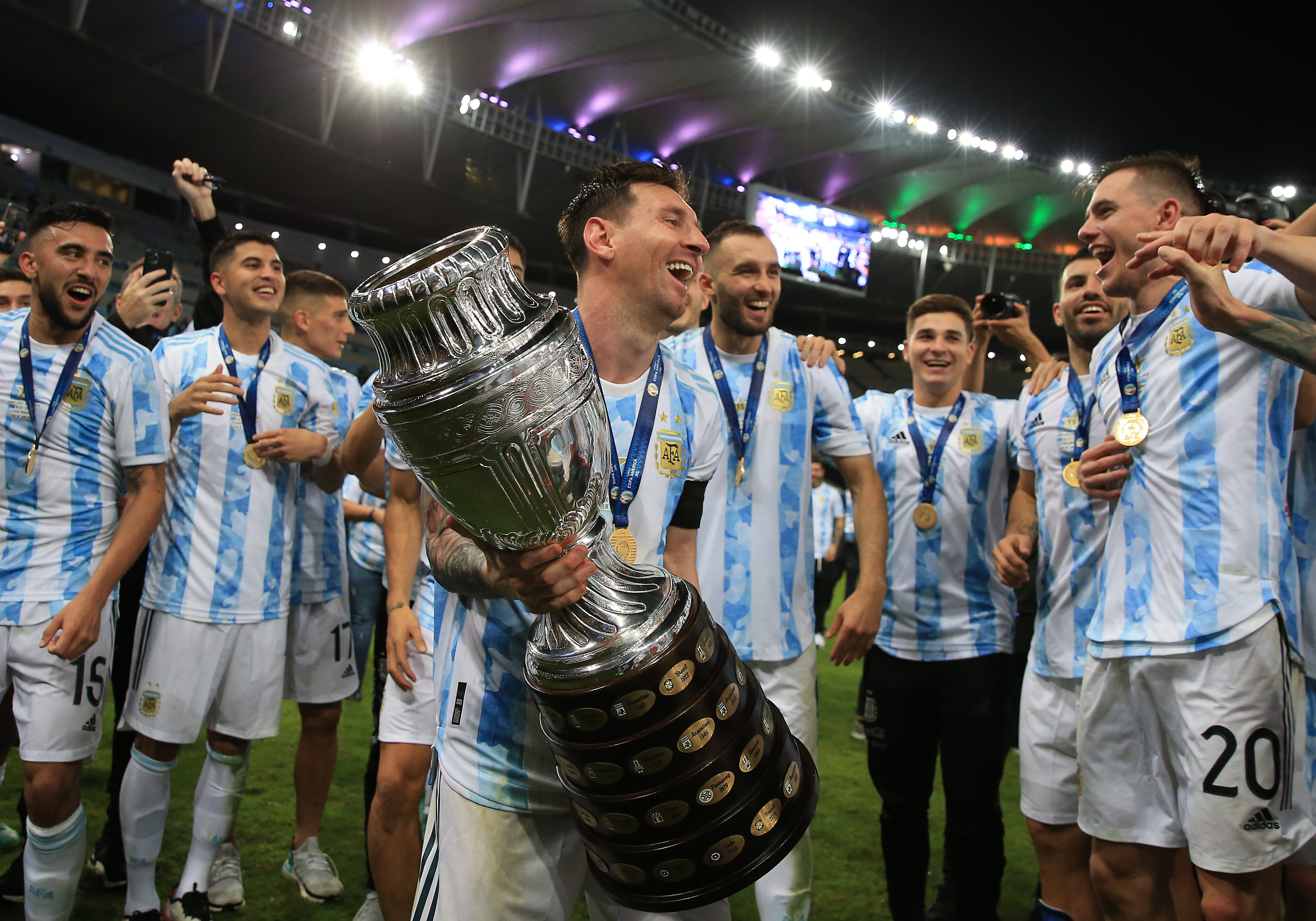 Аргентина сколько раз чемпион по футболу. Месси копа Америка 2021. Месси Аргентина 2021 Кубок. Сборная Аргентины копа Америка 2021. Месси с Кубком Америки.