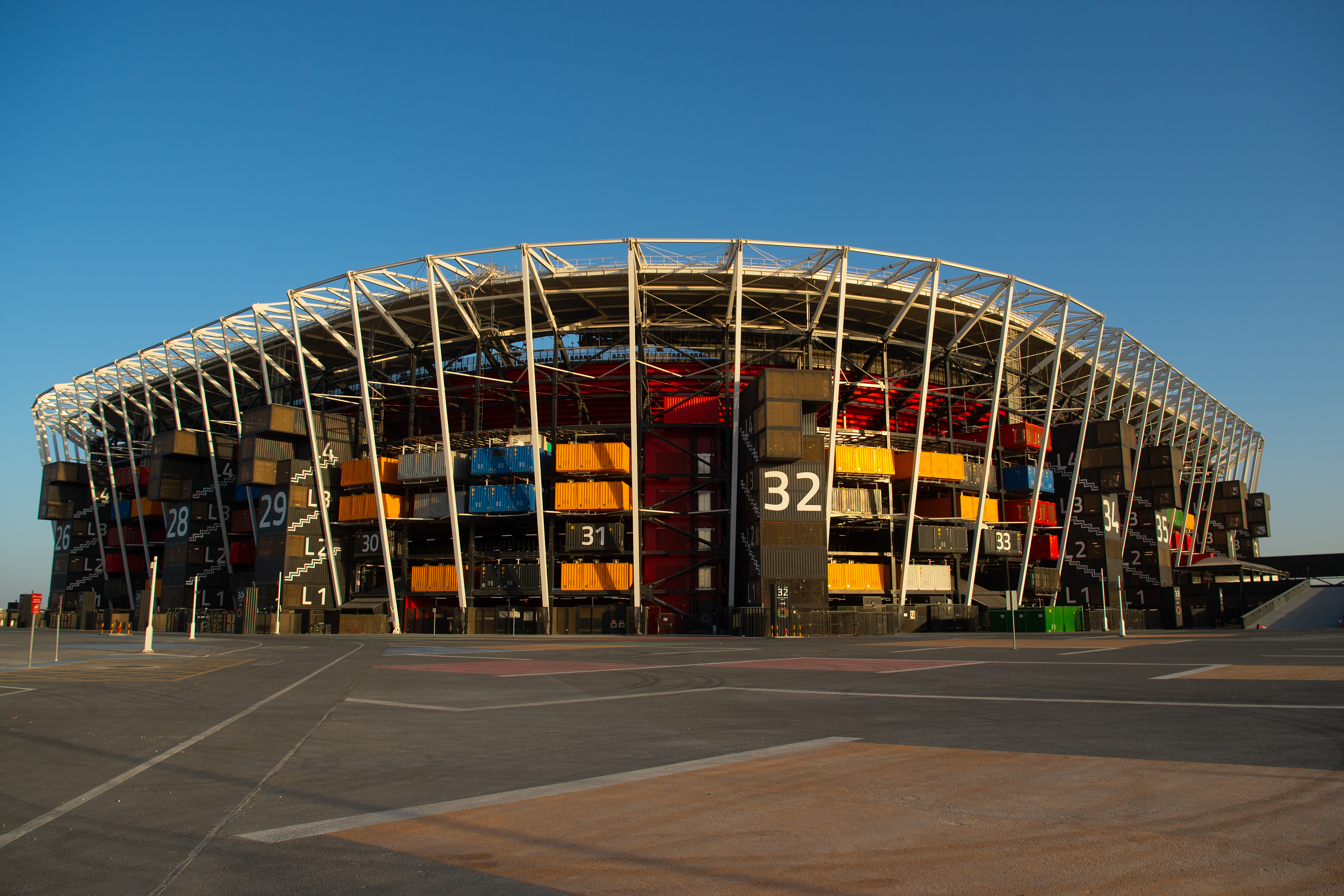 катар стадион из контейнеров