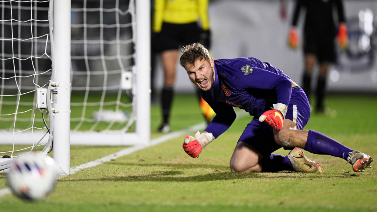 Syracuse men's soccer wins NCAA title on penalty kicks