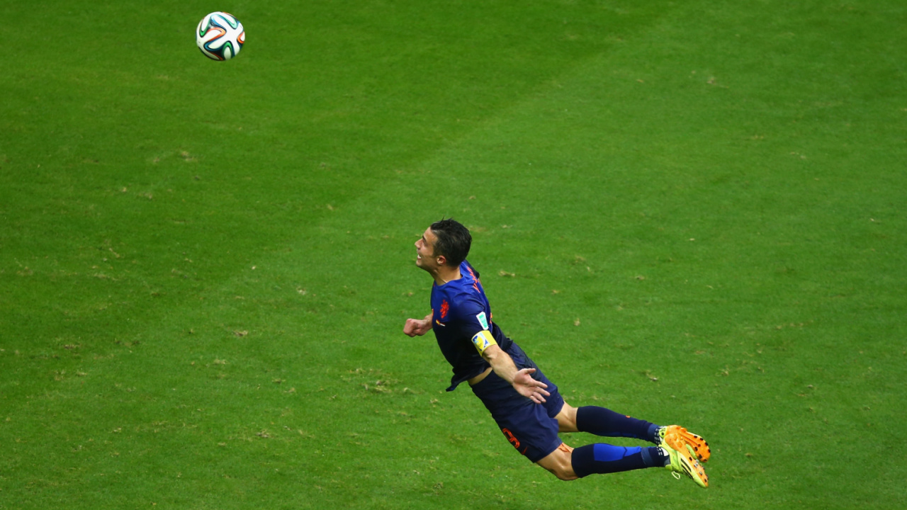 Robin van Persie kopt tegen Spanje in het WK 2014