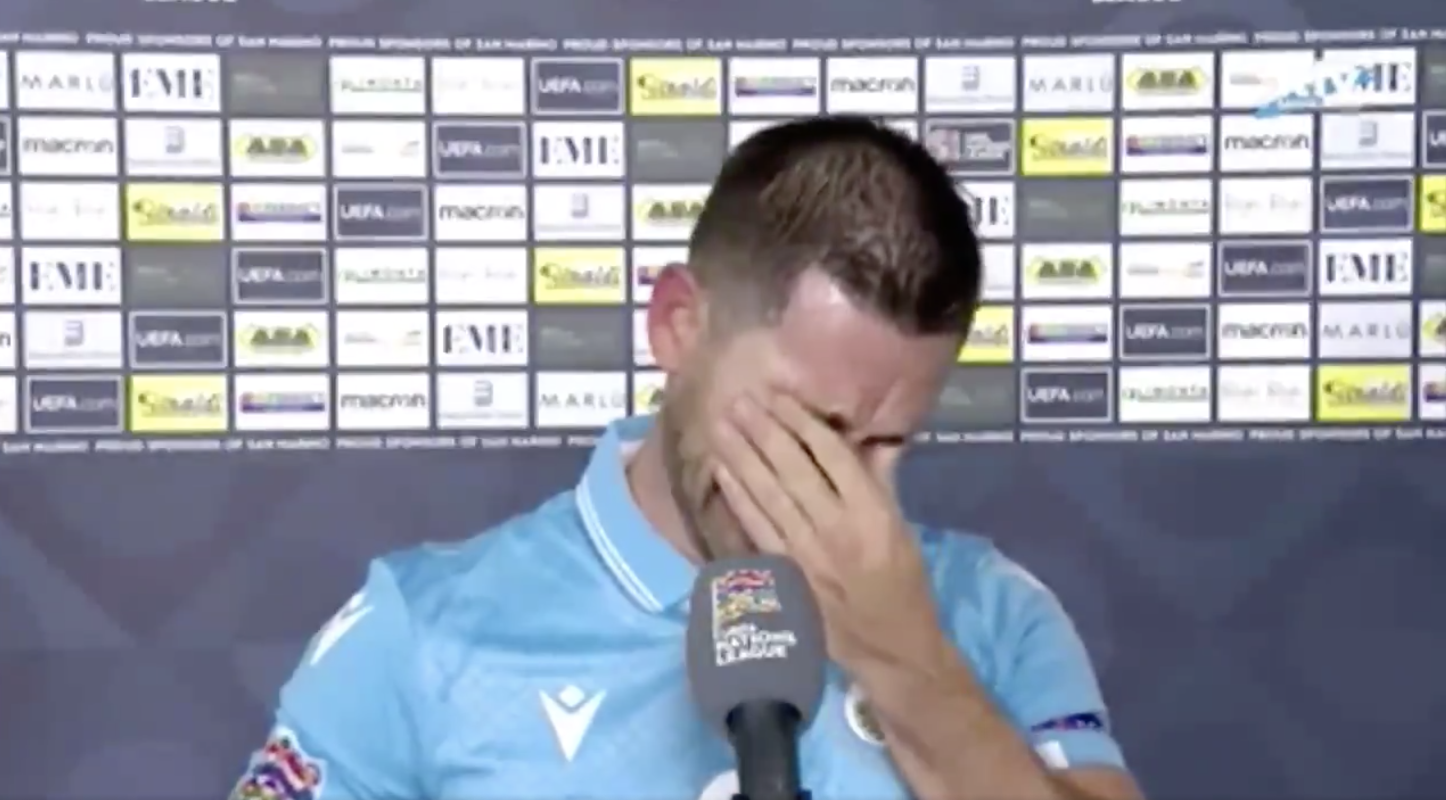 Il giocatore sammarinese piange di gioia dopo lo 0-0