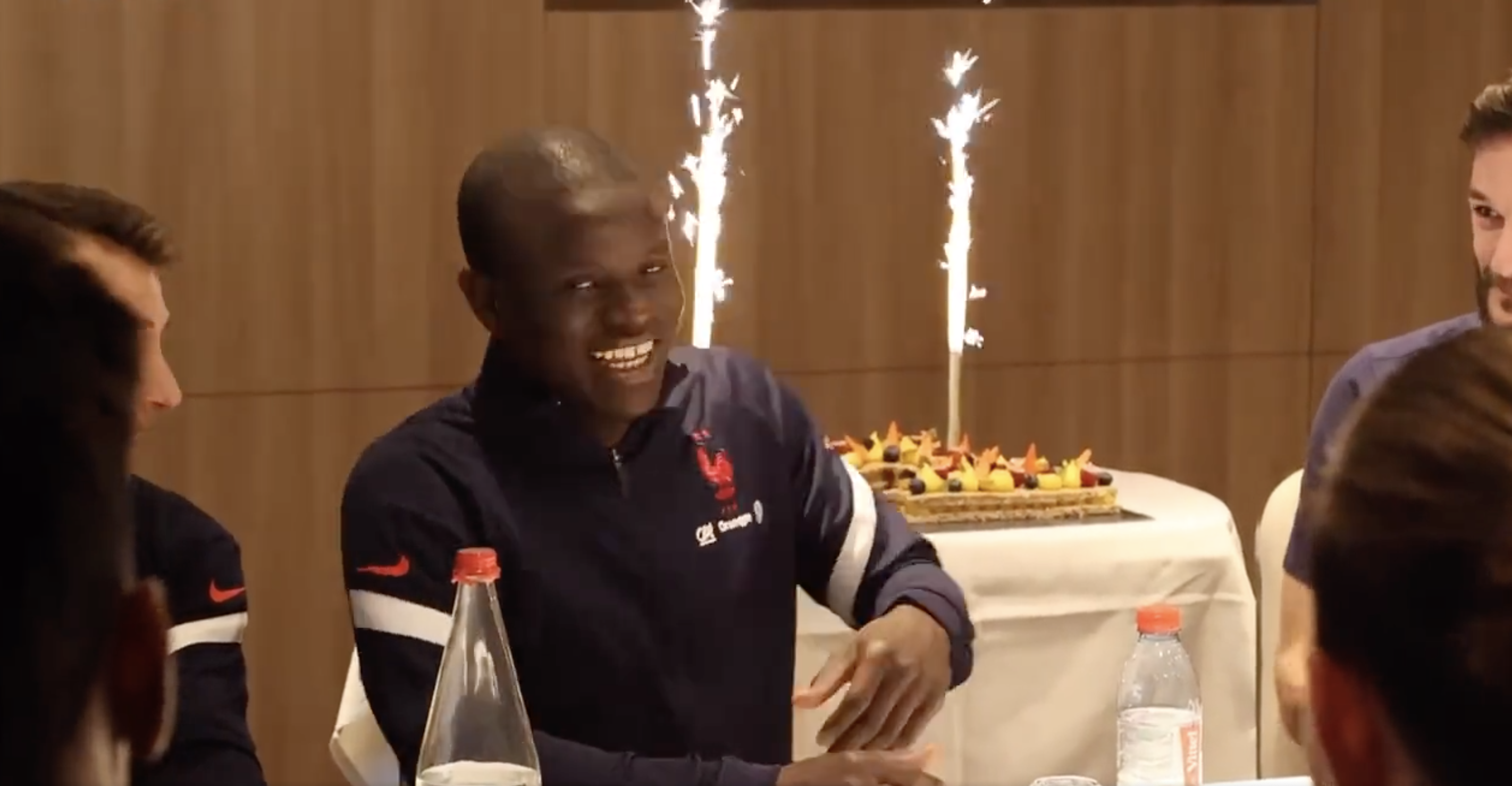 Vidéo surprise du gâteau d’anniversaire de N’Golo Kante avec la France