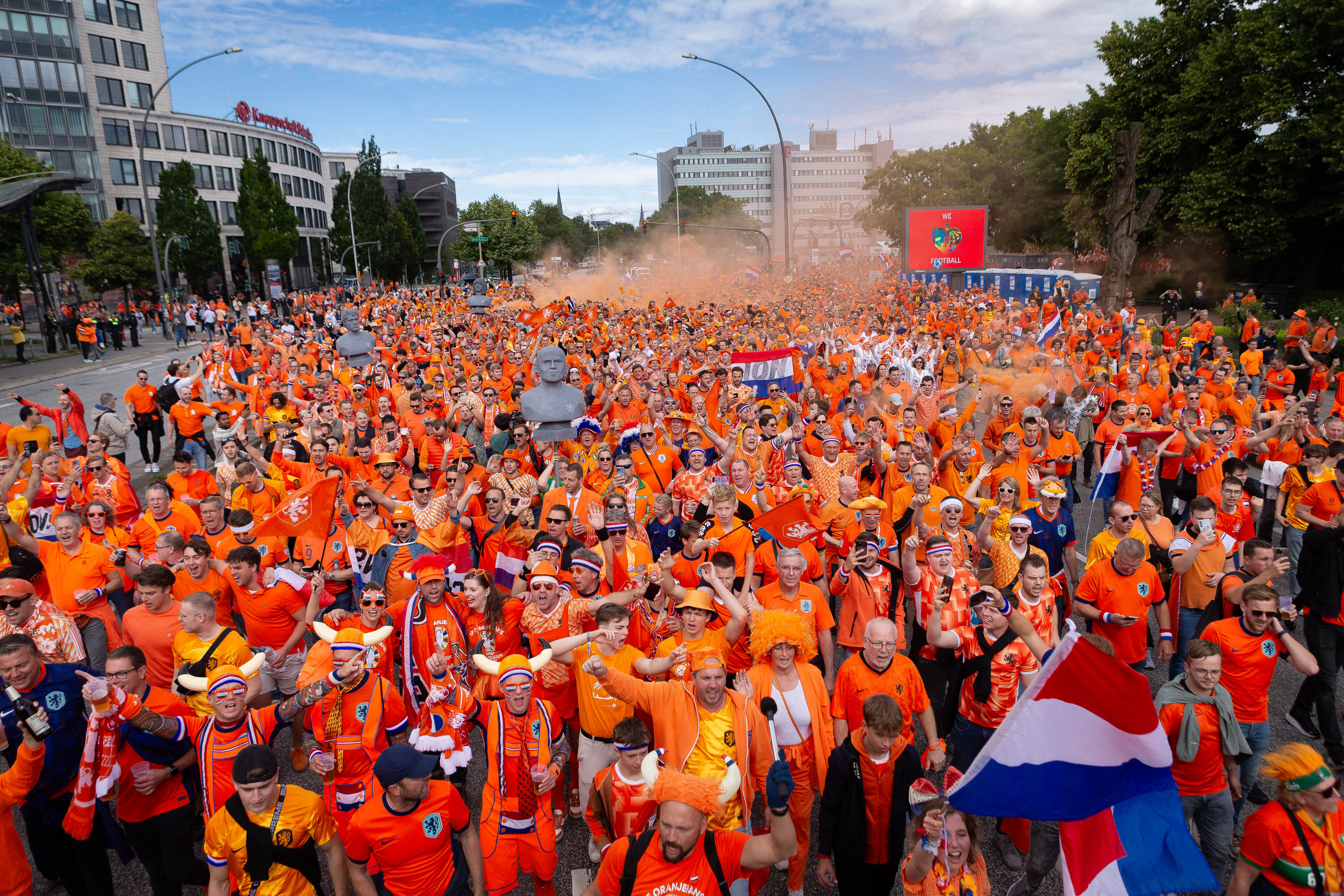 Nederlandse fans dansen op straat vóór de openingswedstrijd van het EK