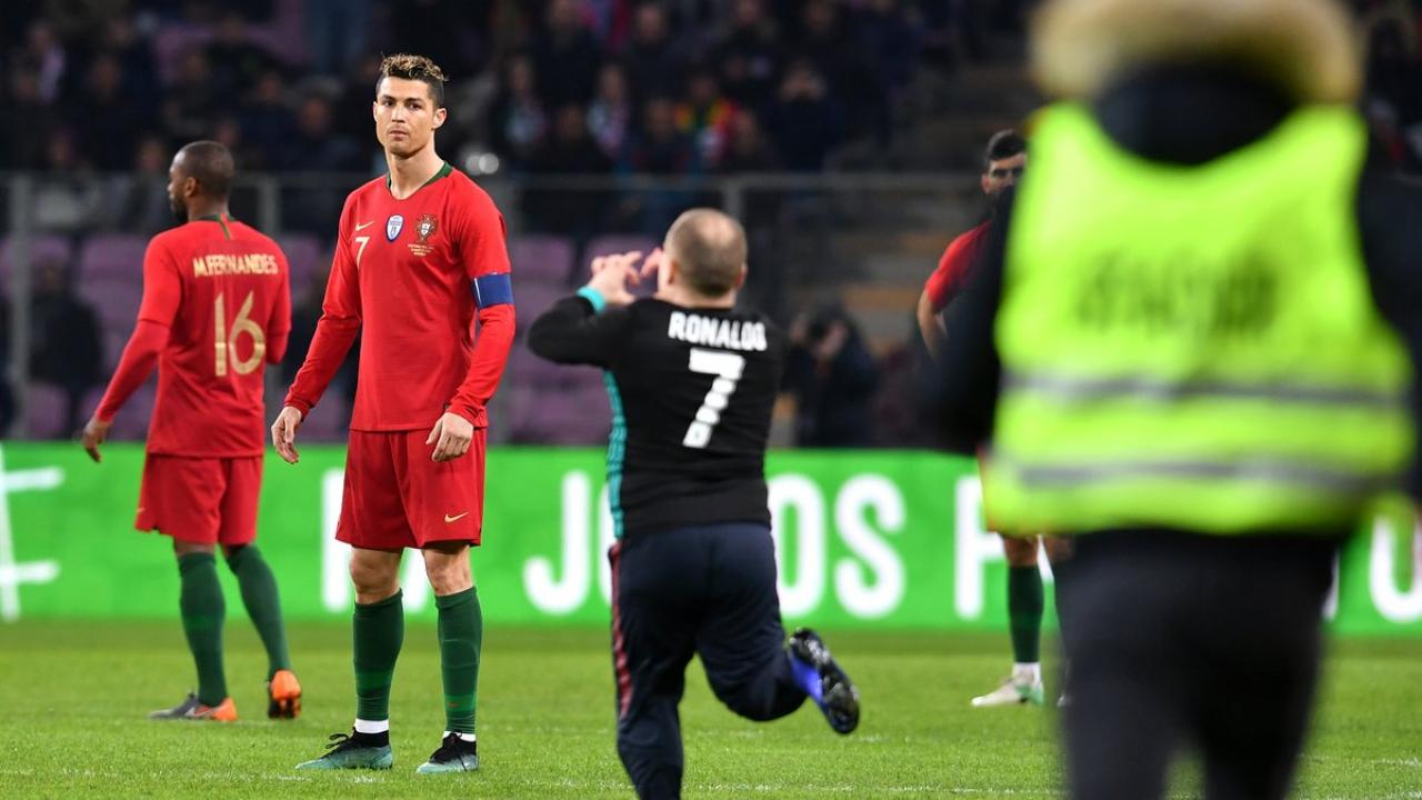 Cristiano Ronaldo Unimpressed With Pitch Invader 