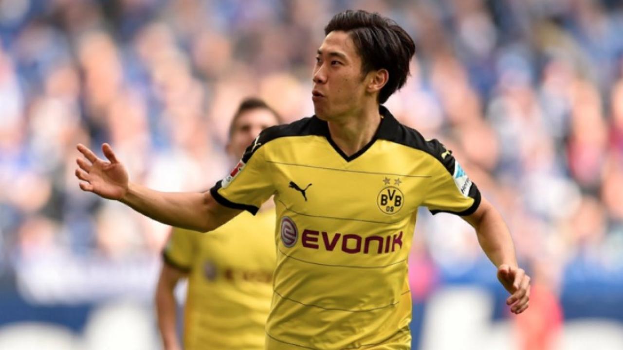 Shinji Kagawa scores a beautiful chip goal 