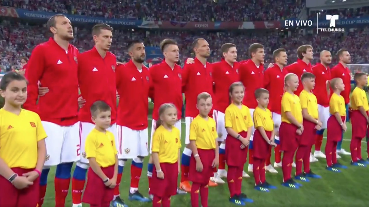 crowd-singing-russian-national-anthem-will-give-you-chills