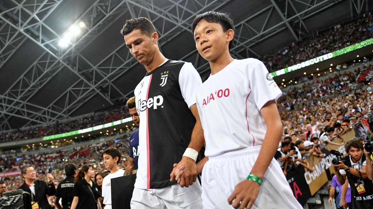 cristiano-ronaldo-fans-in-asia-attempt-to-get-close-to-him-with-wildly