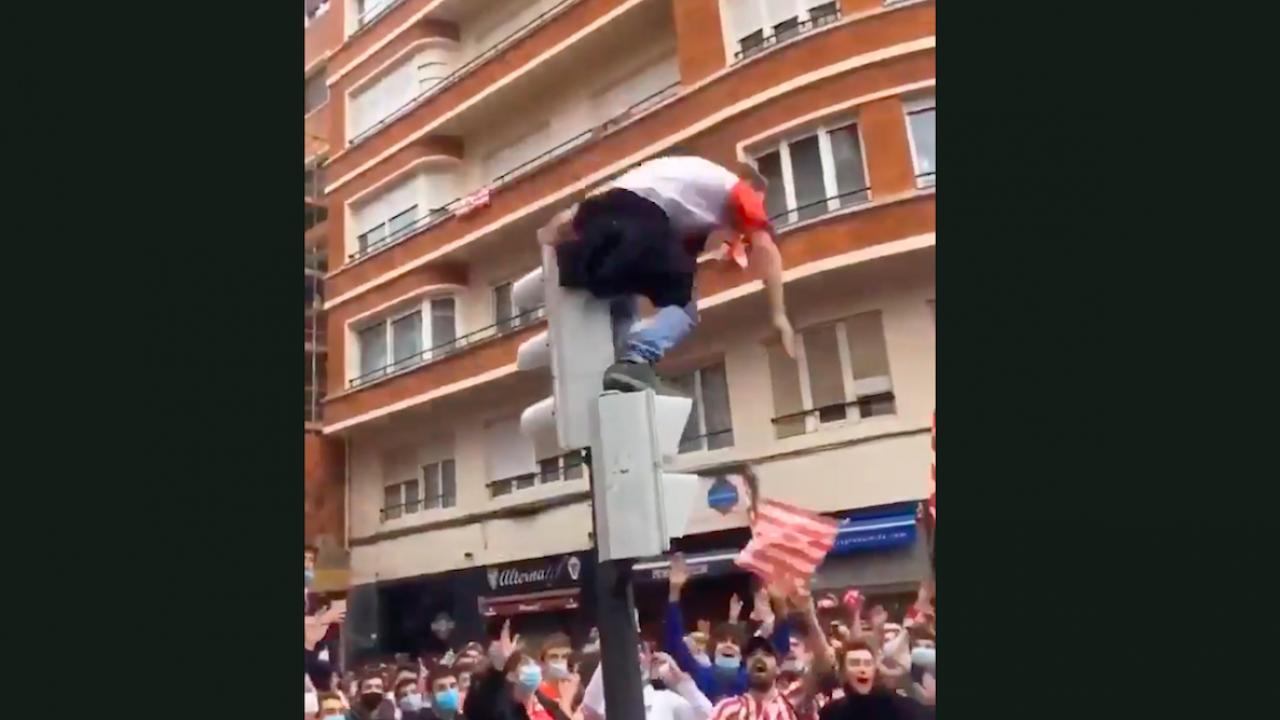 Bilbao fan jumps off traffic light