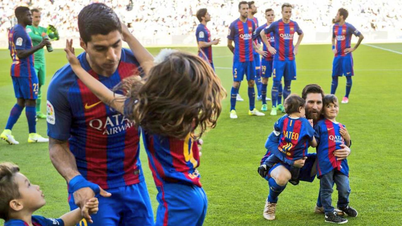 Luis Suarez and Lionel Messi's kids visit with their dads before the match