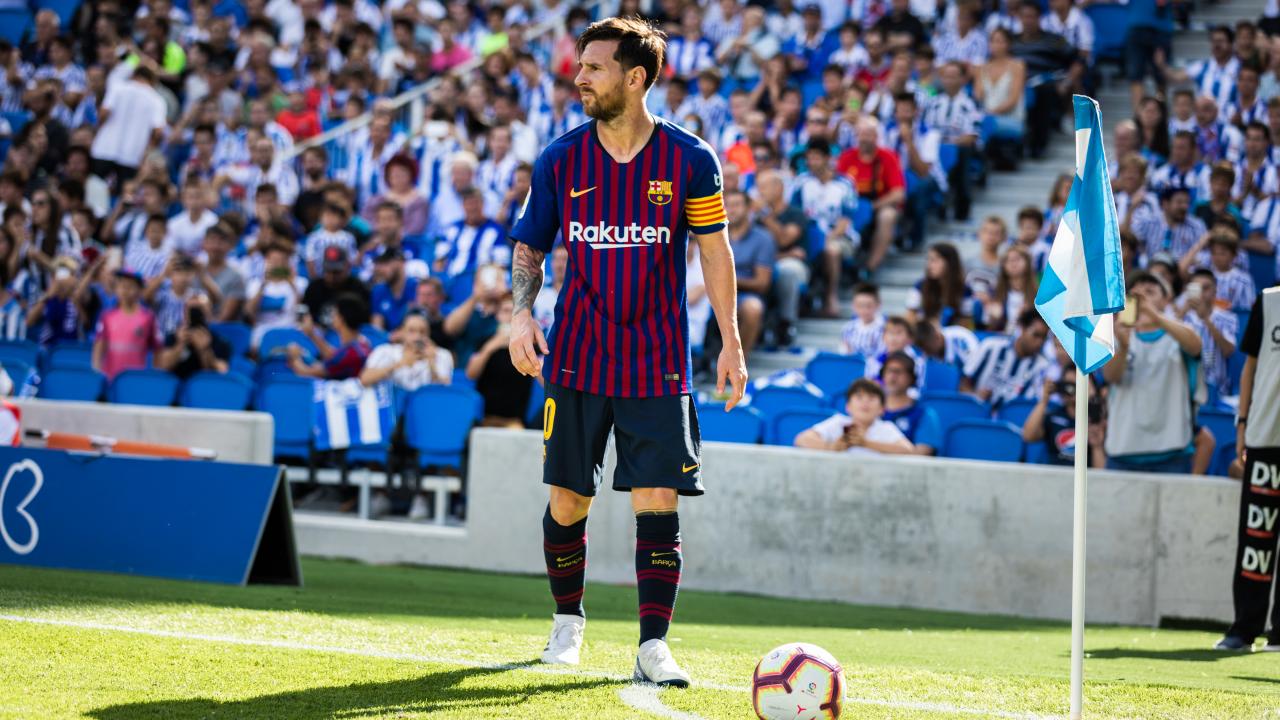 Lionel Messi corner kick