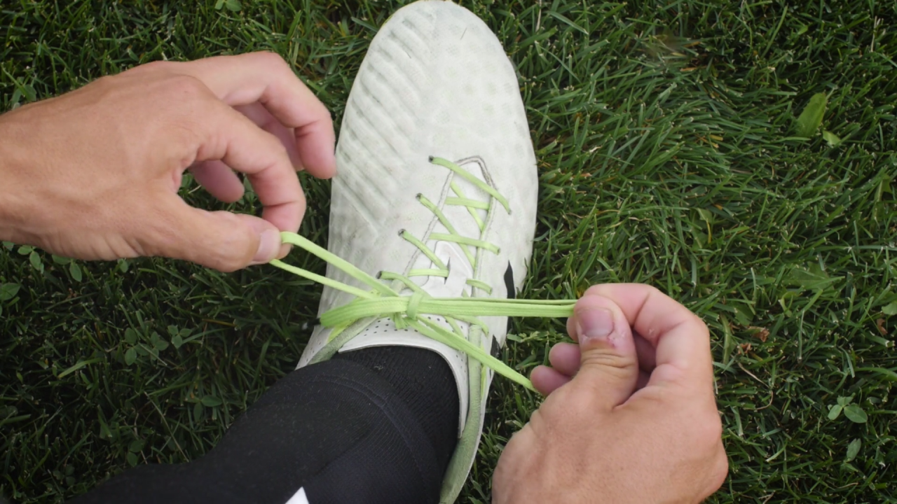 How To Speed Tie Your Cleats In 3 Seconds Or Less The18