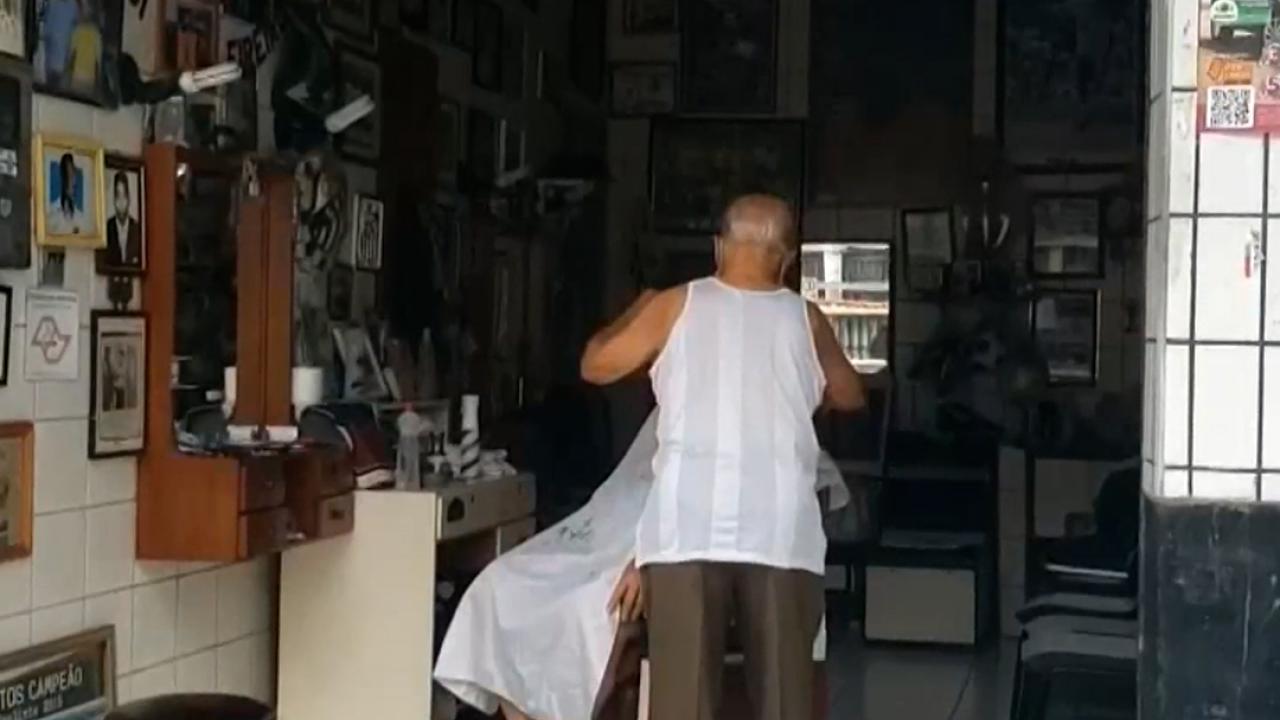 Pele Still Visits The Same Barber After 64 Years