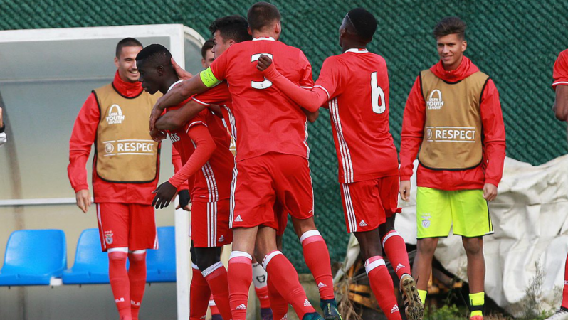 Benfica volley goal halfway line