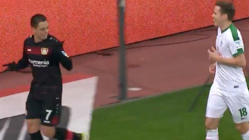 Chicharito y Niklas Moisander