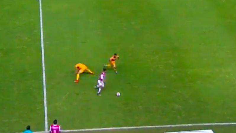 Andres Andrade dribble