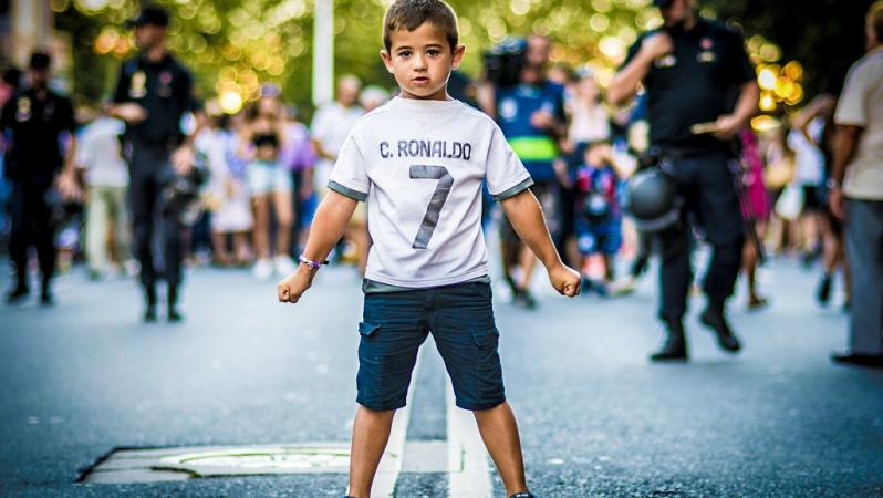 Little kid mimics Cristiano Ronaldo