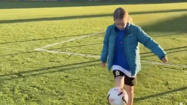 Girl Juggles 7 Million Times