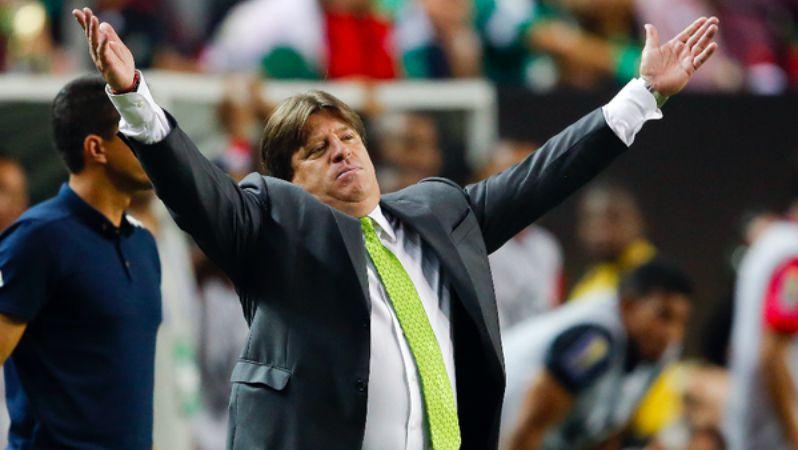 Miguel Herrera might have punched a journalist