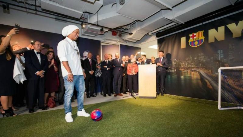 Ronaldinho helps to open Barca's NYC office.