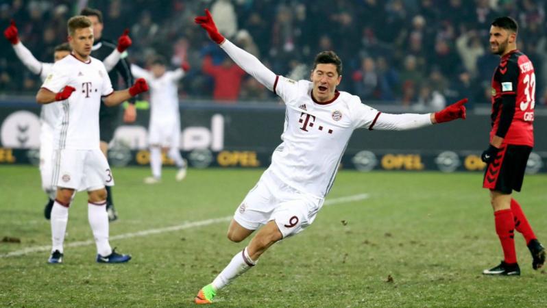 Robert Lewandowski celebrates his goal against Freiburg