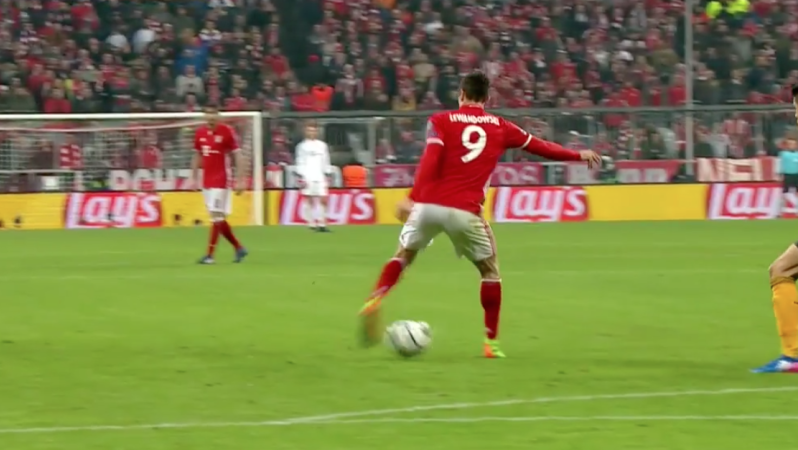 Robert Lewandowski flick to Thiago