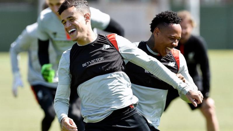 Why do players wear black vests during training?