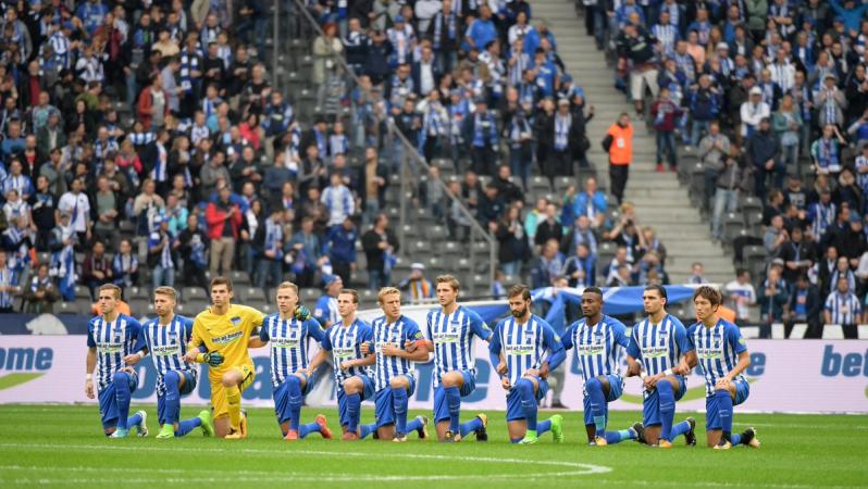 Hertha Berlin kneel