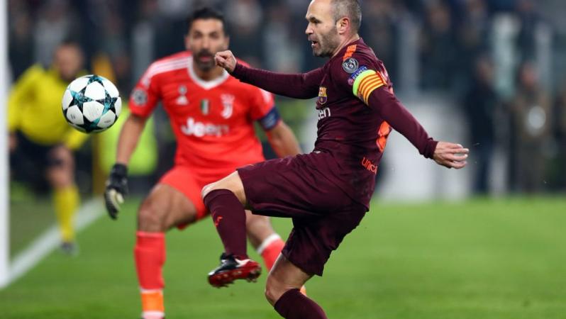 Andres Iniesta standing ovation at Juventus Stadium
