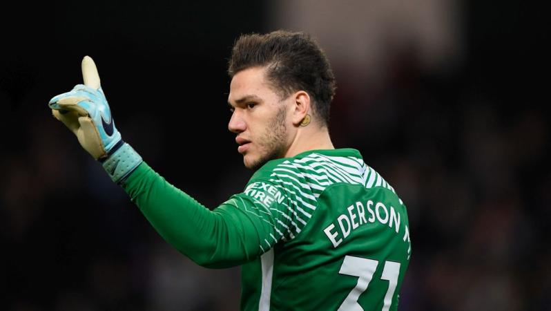 Ederson pasando vs Tottenham