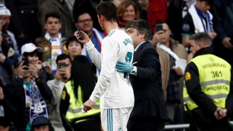 Ronaldo borrows phone