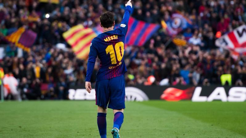Lionel Messi assists Luis Suarez