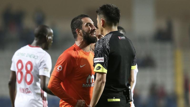 Arda Turan shoves official