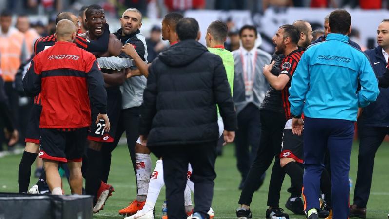 Florentin Pogba fights with teammates 