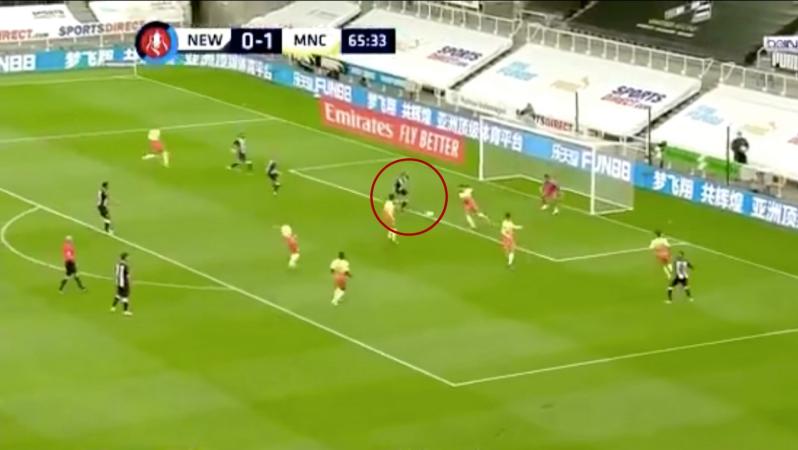 Dwight Gayle miss vs Man City