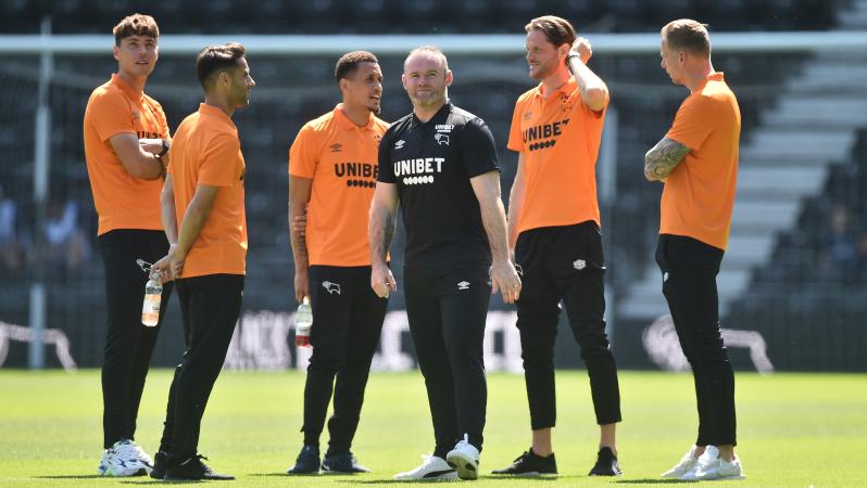 Wayne Rooney Injures Player