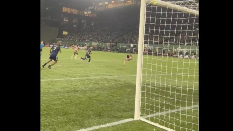 Yimmi Chara bicycle kick