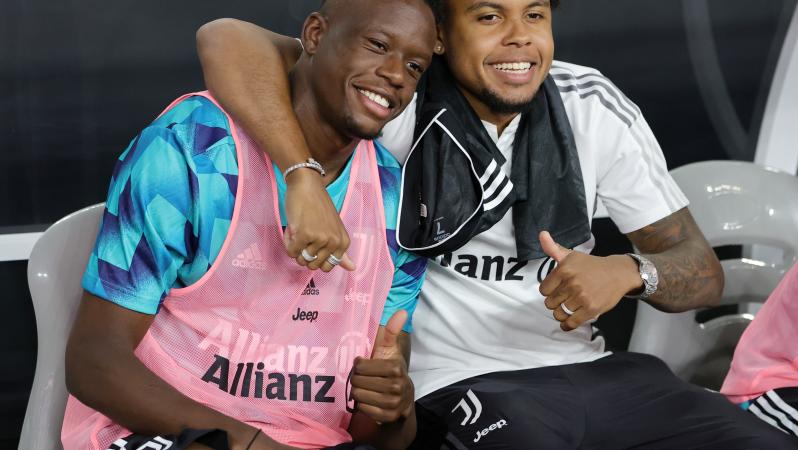 Weston McKennie poses on the bench alongside Denis Zakaria before Juventus' preseason match against Chivas (Ethan Miller | Getty Images)