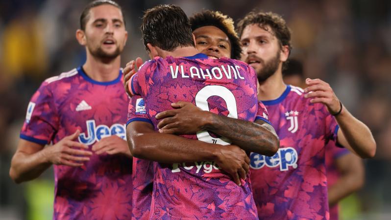Weston McKennie celebrates Juventus' second goal vs. Bologna with Dušan Vlahović