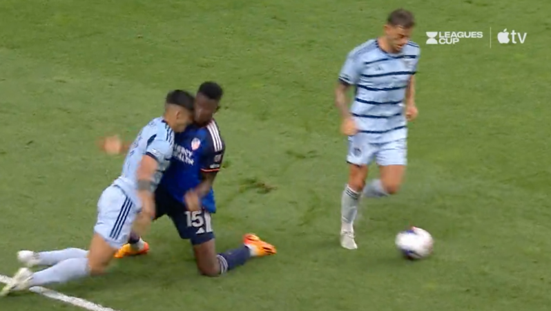 Cabezazo de Alan Pulido a Yerson Mosquera.