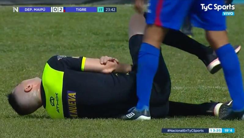 Árbitro se luxa un codo