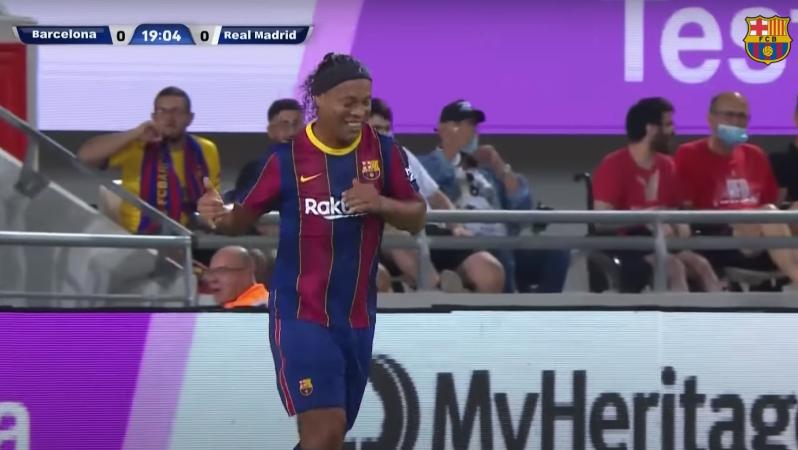 Ronaldinho en Barcelona vs Real Madrid Leyendas