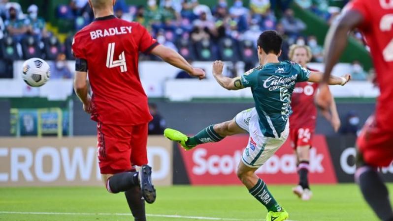 Fernando Navarro volley