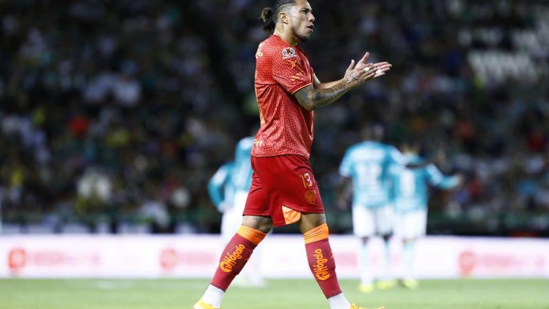 Carlos Salcedo tuitea en medio del León vs Juárez