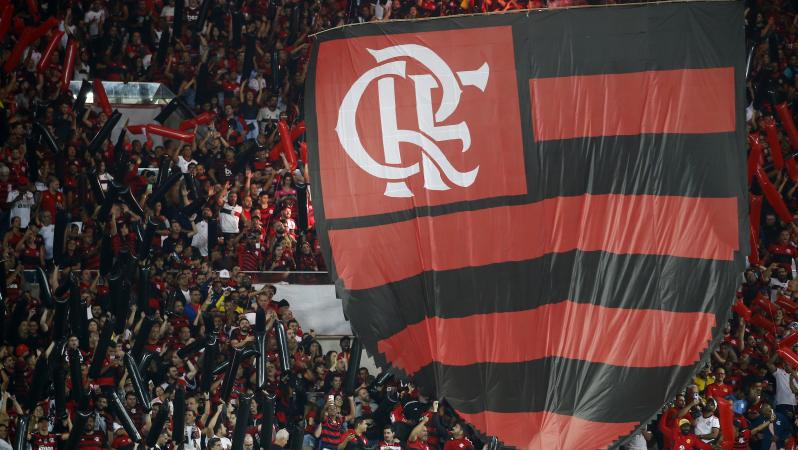 Flamengo fans call Pelé pothead during minute of silence on his honor.