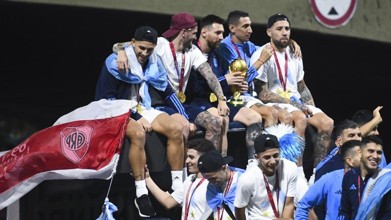 Messi almost hit by a street cable