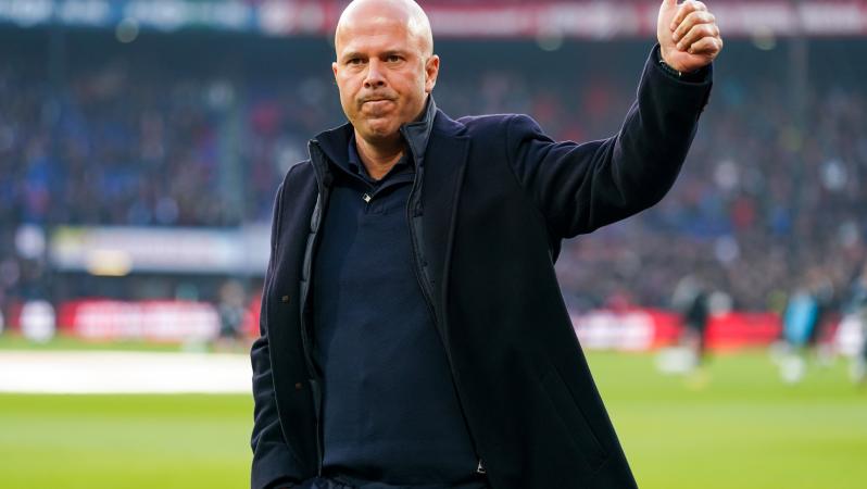 Arne Slot salutes fans at Stadion Feyenoord